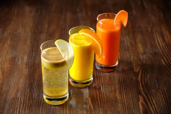 Farklı alkollü kokteyller. yemek menüsü