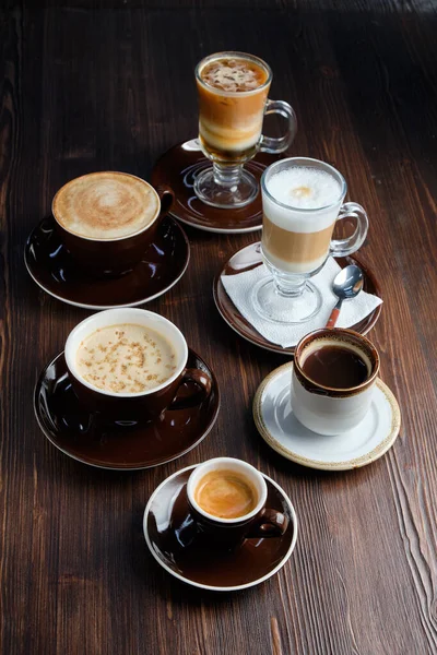 Cappuccino em um fundo de madeira marrom. Menu — Fotografia de Stock