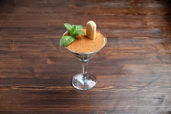 Tiramisú en un jarrón de cristal. menú de catering —  Fotos de Stock