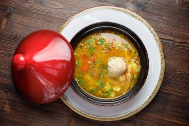 Kırmızı kapaklı bir tencerede balık çorbası. catering menüsü