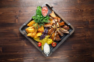 Sebze ve patates ile kemiklerüzerinde Barbekü . catering menüsü