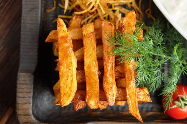 Varm förrätt på en trä svart tallrik på en mörk trä bakgrund. Restaurangmeny — Stockfoto