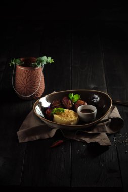 Patates püresiyle pastırmalı rulo köfte. yemek menüsü