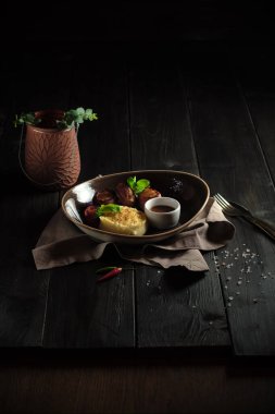 Patates püresiyle pastırmalı rulo köfte. yemek menüsü