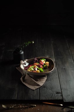 Somonlu Sezar salatası. yemek menüsü