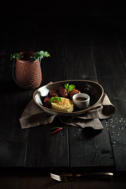 Patates püresiyle pastırmalı rulo köfte. yemek menüsü