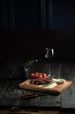 Aperatifli bir bardak soğuk bira. yemek menüsü