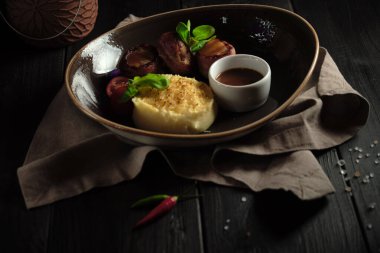 Patates püresiyle pastırmalı rulo köfte. yemek menüsü