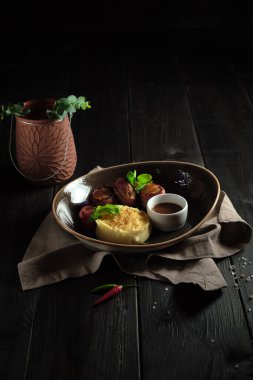 Patates püresiyle pastırmalı rulo köfte. yemek menüsü