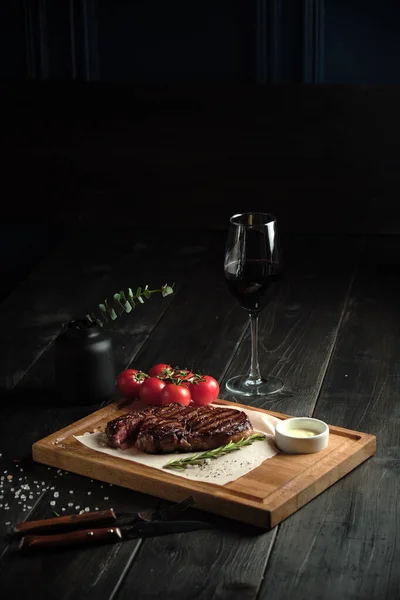 Aperatifli bir bardak soğuk bira. yemek menüsü