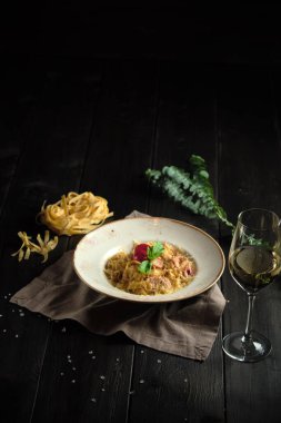 Carbonara makarnası. catering menüsü
