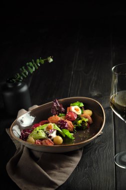 Somonlu Sezar salatası. yemek menüsü