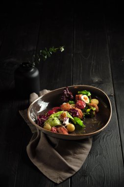 Somonlu Sezar salatası. yemek menüsü