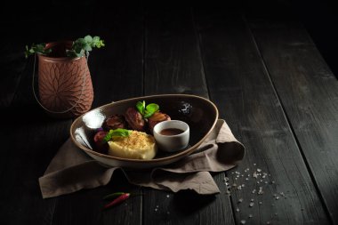 Patates püresiyle pastırmalı rulo köfte. yemek menüsü