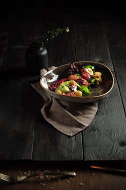 Somonlu Sezar salatası. yemek menüsü
