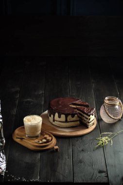 Tereyağlı çikolatalı pasta. yemek menüsü