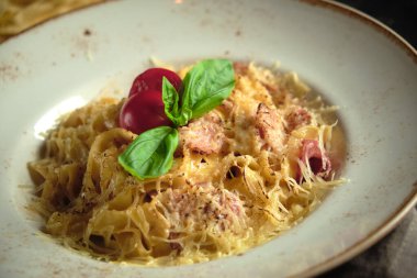 Carbonara makarnası. catering menüsü