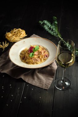 Carbonara makarnası. catering menüsü