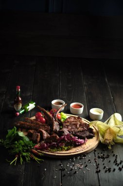 Tahta bir tahtanın kemiğindeki et. yemek menüsü