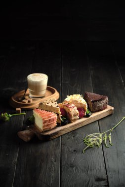 Tahta üzerinde farklı pastalar var. yemek menüsü