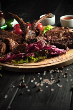 Tahta bir tahtanın kemiğindeki et. yemek menüsü