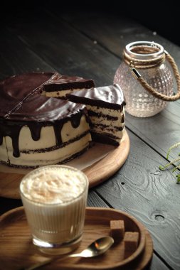 Tereyağlı çikolatalı pasta. yemek menüsü