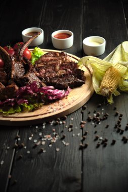 Tahta bir tahtanın kemiğindeki et. yemek menüsü