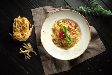 Carbonara makarnası. catering menüsü