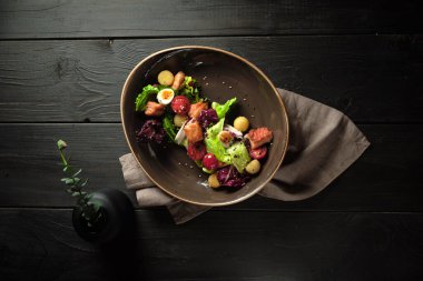 Somonlu Sezar salatası. yemek menüsü