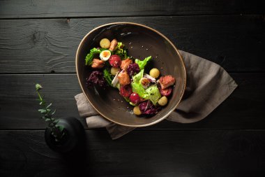 Somonlu Sezar salatası. yemek menüsü