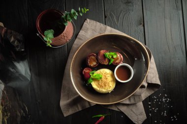 Patates püresiyle pastırmalı rulo köfte. yemek menüsü