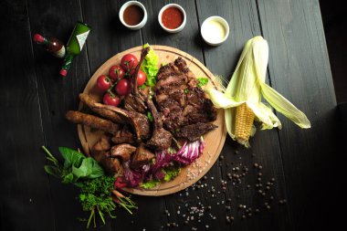 Tahta bir tahtanın kemiğindeki et. yemek menüsü