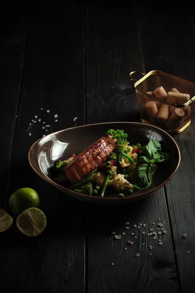 Brokolili ızgara balık bifteği ve karnabahar. yemek menüsü