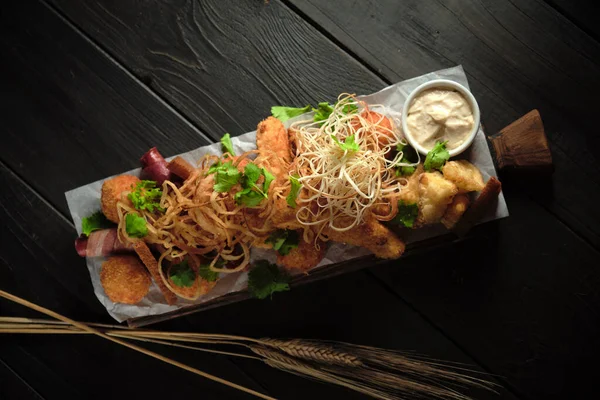 Aperatifli bir bardak soğuk bira. yemek menüsü