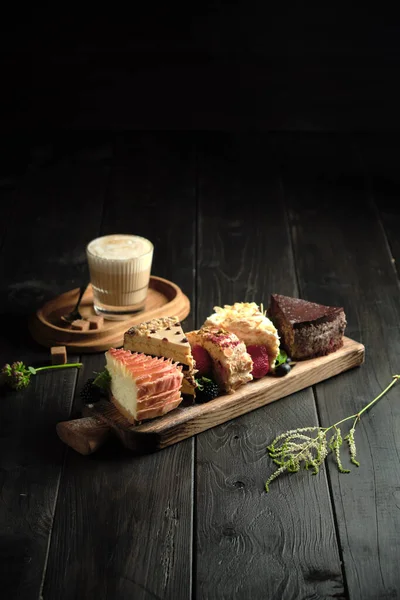 Tahta üzerinde farklı pastalar var. yemek menüsü