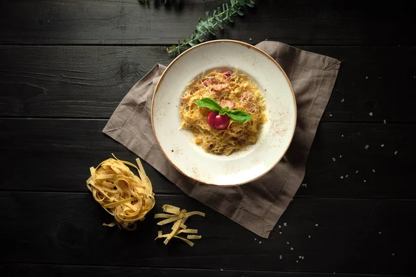 Carbonara makarnası. catering menüsü
