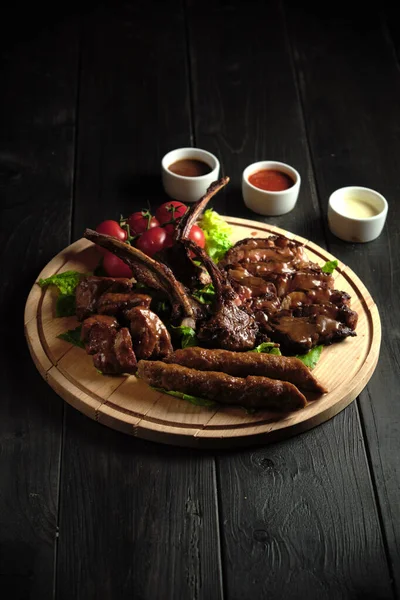 Maso na kosti na dřevěné desce. catering menu — Stock fotografie