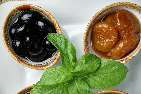 Salsas en cuencos sobre un fondo de madera oscura. menú para catering —  Fotos de Stock