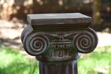 Volta ve süs eşyalarıyla İyonik sütun sermayesine yakın çekim. Klasik Yunan mimari unsuru, antik tarz dekorasyon, tapınaklar ve miras alanları için tarihi taş tasarımı.