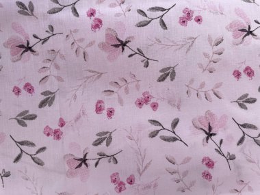Yumuşak pembe kumaş, çiçek desenli suluboya tarzı çiçekler ve yapraklar. Tasarım için romantik tekstil arka planı, klasik kumaş dokusu, dikişsiz bahar çiçeği deseni..