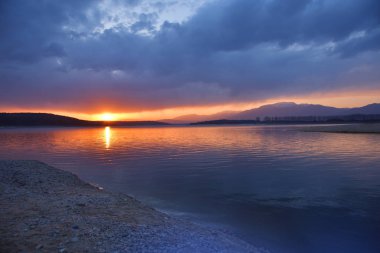 İnanılmaz güzel gün batımı. Güneş, gökyüzü, göl. Günbatımı veya gündoğumu manzara, güzel doğa Panoraması. İnanılmaz renkli bulutlar ile gökyüzü. Su yansımaları. Magic sanatsal Wallpaper. Dream. Creative mavi arka plan. güneş, ışık. Turuncu Colors. doğal Fotoğrafçılık.