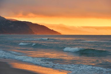 Güzel Doğa Arkaplanı. Renkli Bulutlar. Su Yansımaları. Sihirli Sanatsal Duvar Kağıdı. Yaratıcı Fotoğraf: Turuncu Sky.Dağ Manzarası. Huzurlu Panorama..
