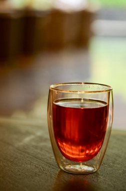 Sıcak siyah çaya yakın çekim. Bir fincan sıcak siyah çay. Yiyecek ve içecek konsepti. Sıcak içecek. İç arkaplan. 