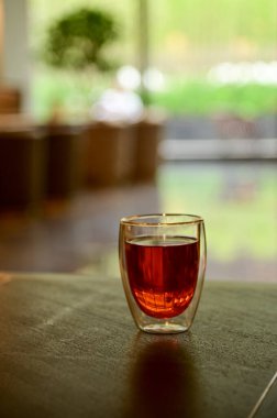 Sıcak siyah çaya yakın çekim. Bir fincan sıcak siyah çay. Yiyecek ve içecek konsepti. Sıcak içecek. İç arkaplan. 