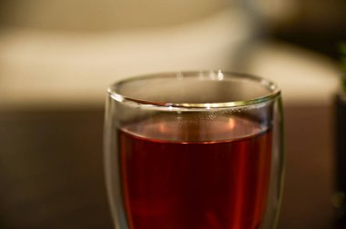 Sıcak siyah çaya yakın çekim. Bir fincan sıcak siyah çay. Yiyecek ve içecek konsepti. Sıcak içecek. İç arkaplan. 