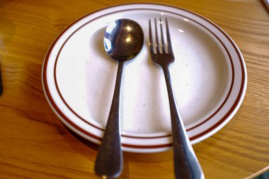 Çatal bıçak takımını kapatın, tabakta çatal ve kaşık olsun. Yemek için masayı hazırla. Masa takımı. Gıda ve çatal bıçak konsepti.