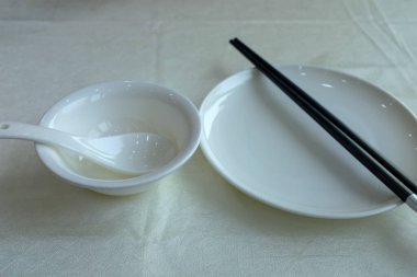 Çin restoranı sofra takımı, sıradan çatal bıçak takımı. Çin kâsesi, yemek çubuğu ve tabak. Çin lokantası sahnesi. Çin desenli masa takımı. Gıda ve çatal bıçak konsepti.