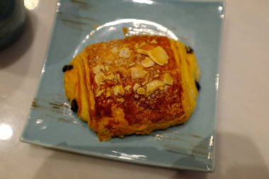 Çikolatalı kruvasana yakın çekim, acılı au chocolat. Bir çeşit Viennoizerie. Popüler ekmek ve hamur işi. Yemek, fırın ve tatlı konsepti.. 