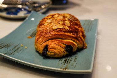 Çikolatalı kruvasana yakın çekim, acılı au chocolat. Bir çeşit Viennoizerie. Popüler ekmek ve hamur işi. Yemek, fırın ve tatlı konsepti.. 