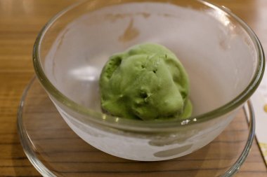 Bir kepçe kibrit dondurmasının yakın çekimi. Yemekten sonra tatlı. Yeşil çay iyiliği. Yemek ve tatlı konsepti.